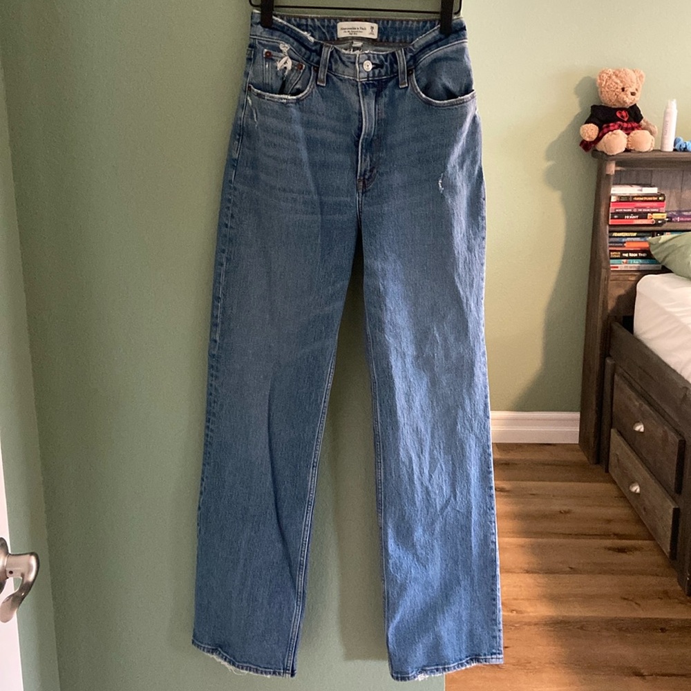 Abercrombie Curve Love High Rise 90s Relaxed Jean ~ Size 26/2 L ~ Medium Wash